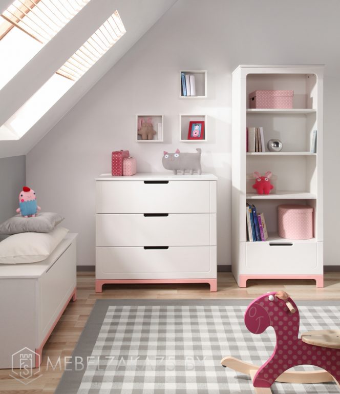 Ультрасовременный светлый комплект мебели в комнату трехлетней девочки