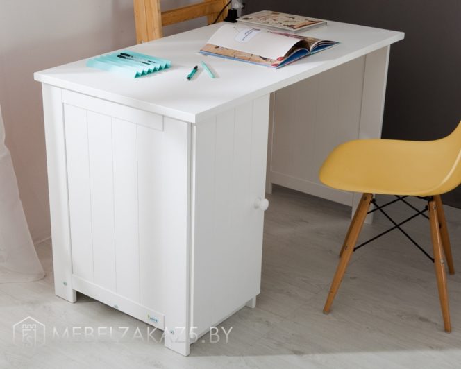 Белый письменный стол со шкафчиком в детскую трехлетнего ребенка