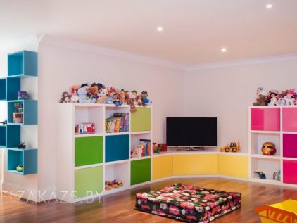 Яркий цветной комплект мебели в детскую для детей от трех лет