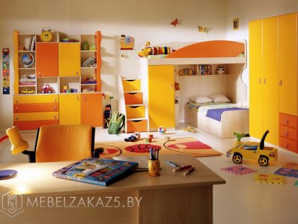Яркий комплект мебели для детей от трех лет