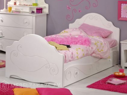 Кровать в детскую для девочки от трех лет