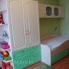 Односпальная кровать с распашным шкафом в детскую для трехлетнего ребенка