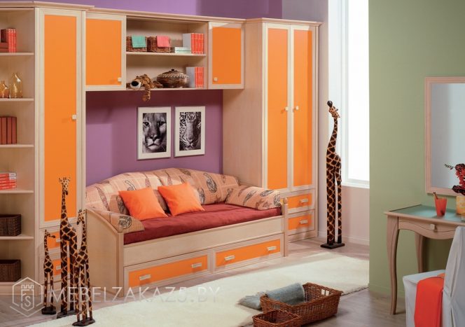 Яркий комплект современной мебели для детей от трех лет
