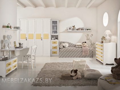 Комплект современной мебели для девочки трех лет с кроватью и комодом