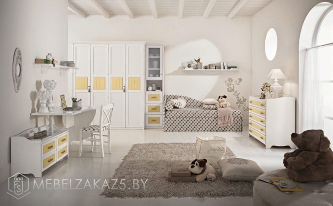 Комплект современной мебели для девочки трех лет с кроватью и комодом