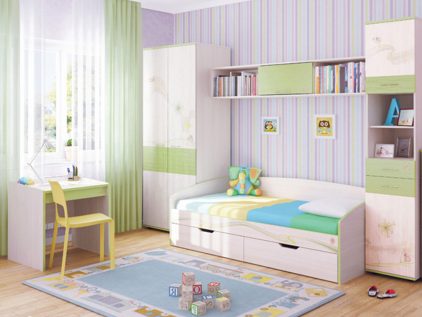 Светлый комплект корпусной мебели в комнату трехлетнего ребенка