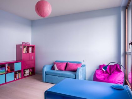 Яркий набор современной мебели в детскую комнату для девочки