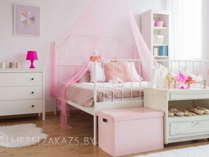Двуспальная кровать в комнату для девочки