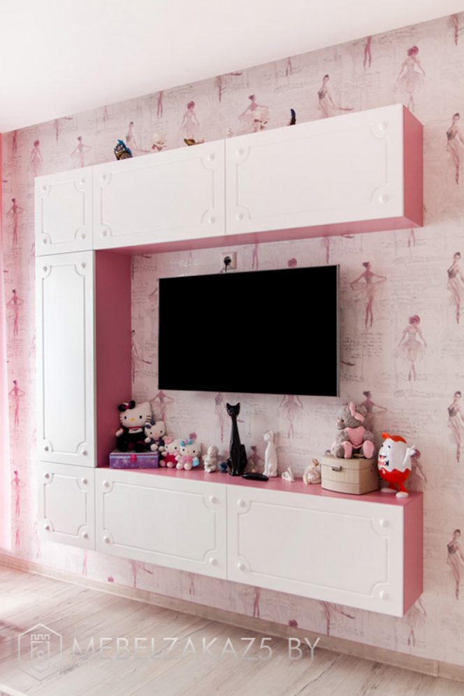 Современная нежно-розовая горка в комнату для девочки