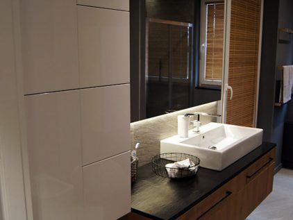 Набор мебели в ванную комнату в стиле модерн