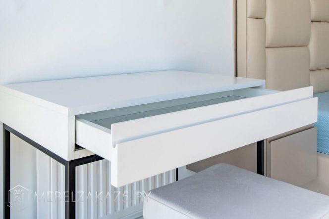 Минималистичный стол с выдвижным ящиком в спальню