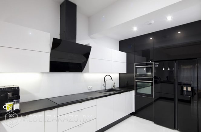 Ультрасовременная п образная кухня с глянцевыми фасадами черно белого цвета