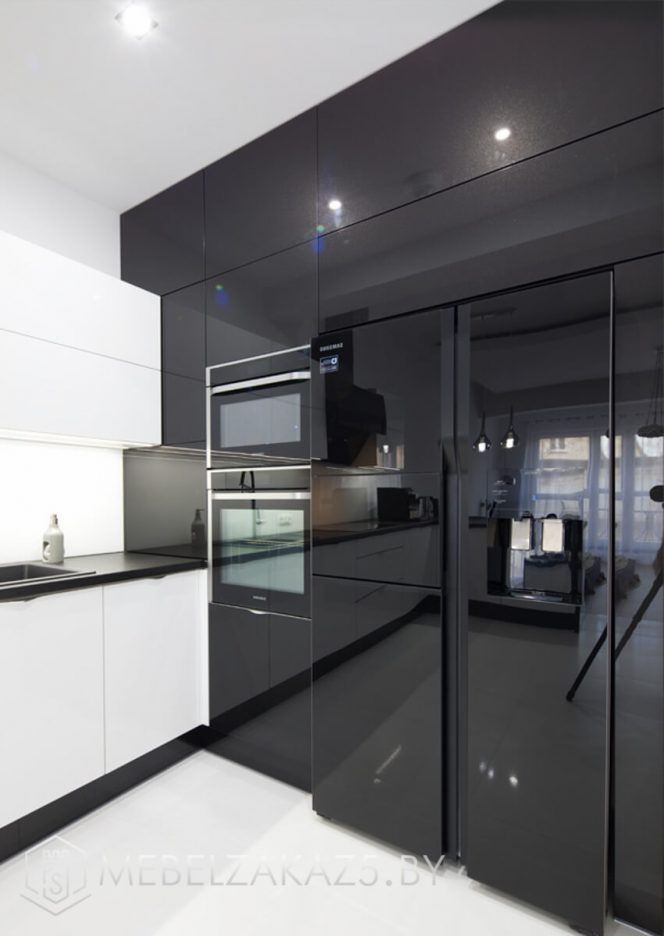 П-образная кухня черно-белая кухня с глянцевыми фасадами