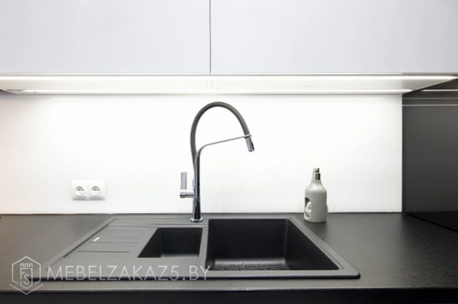 П-образная кухня в ультрасовременном стиле черно белого цвета