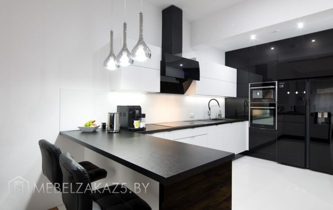 Ультрасовременная п-образная кухня черно белого цвета