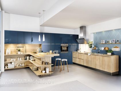 Угловая синяя кухня с деревом