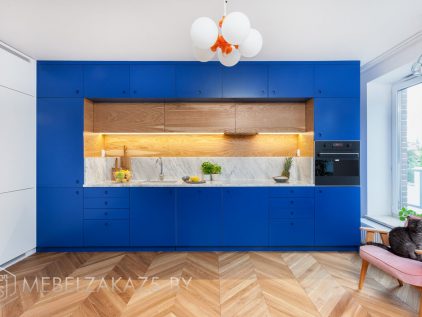 Современная прямая синяя кухня