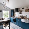 Линейная кухня в стиле кантри синего цвета