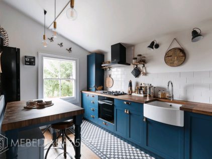 Линейная кухня в стиле кантри синего цвета