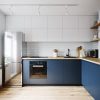 Угловая бело-синяя кухня с фасадами без ручек