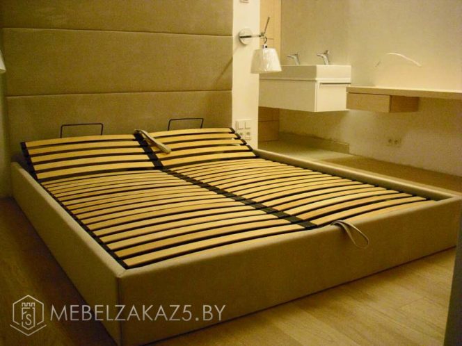 Современная двухместная кровать из массива
