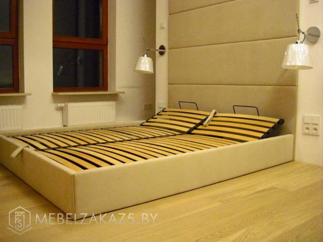 Современная двухместная кровать из массива дерева