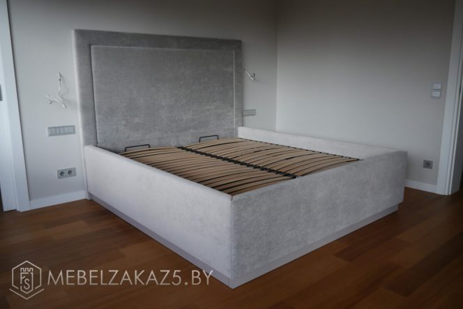 Кровать серого цвета в спальню