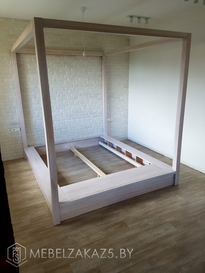 двуспальная деревянная кровать белого цвета