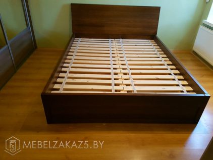 Кровать из массива в классическом стиле