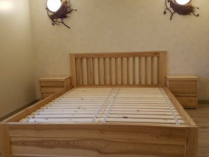 Деревянная кровать с приставными тумбами по бокам