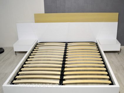 Белая двуспальная кровать минимализм