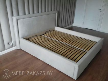 Кровать серого цвета с подъемным механизмом