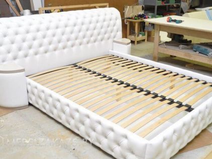 Белая классическая кровать с подъемным механизмом