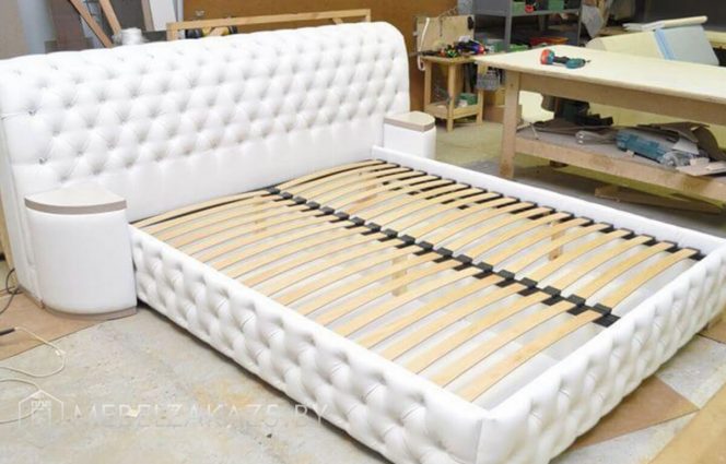 Белая классическая кровать с подъемным механизмом