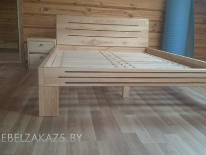 Деревянная кровать на ножках