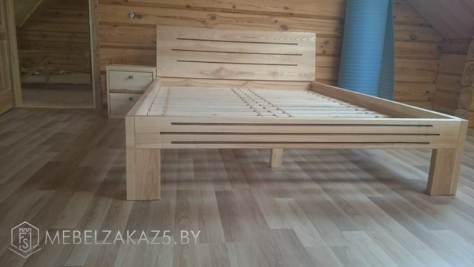 Деревянная кровать на ножках