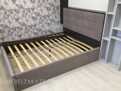 Кровать в современном стиле серого цвета с изголовьем