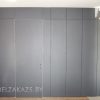 Встроенный серый распашной шкаф