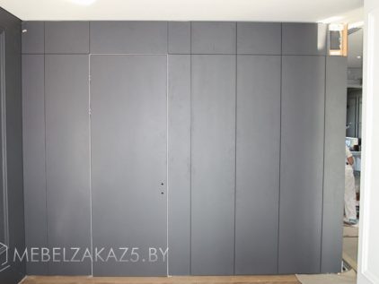 Встроенный серый распашной шкаф