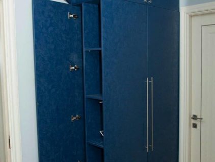 Синий распашной шкаф