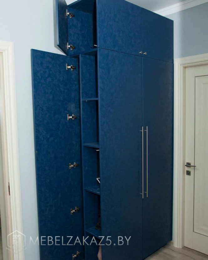 Синий распашной шкаф