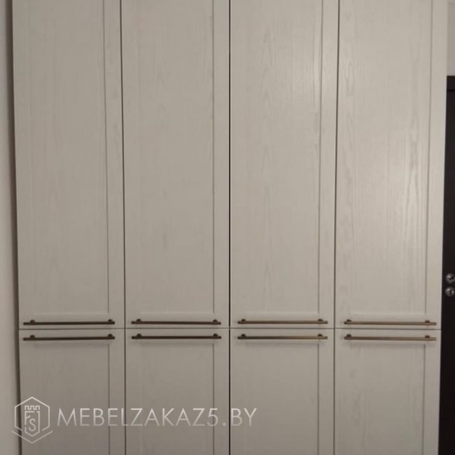 Классический бежевый распашной шкаф (2)