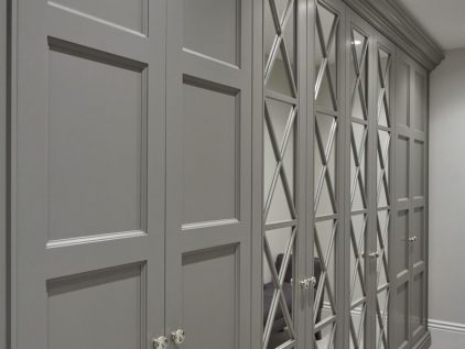 Классический серый комбинированный распашной шкаф