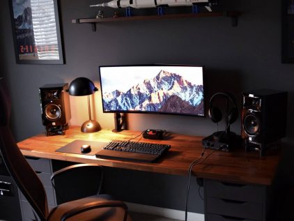 Компьютерный стол небольшого размера