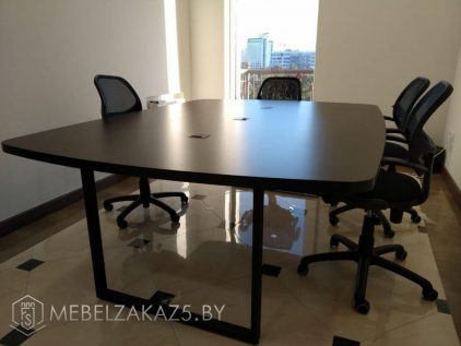 Офисный стол для переговоров в стиле модерн