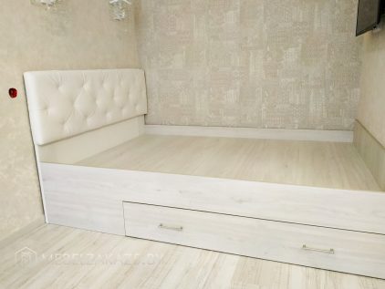 Двуспальная кровать белого цвета