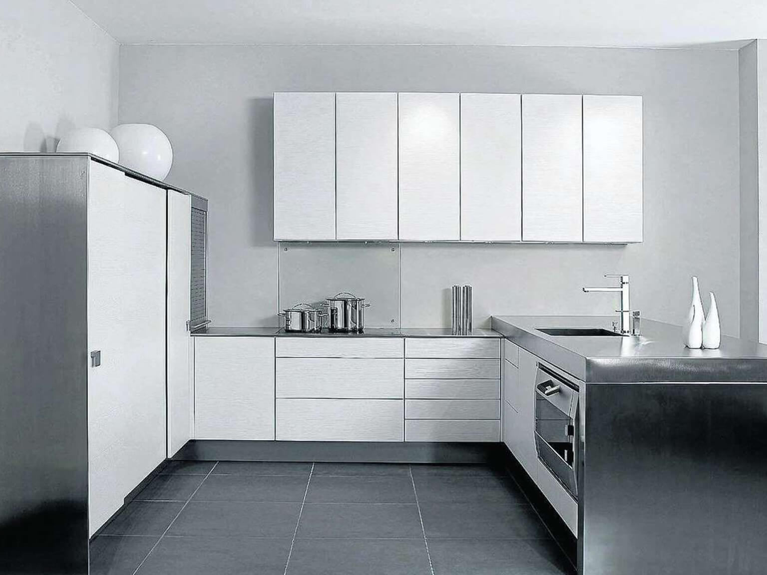 Белые кухни с металлическими вставками