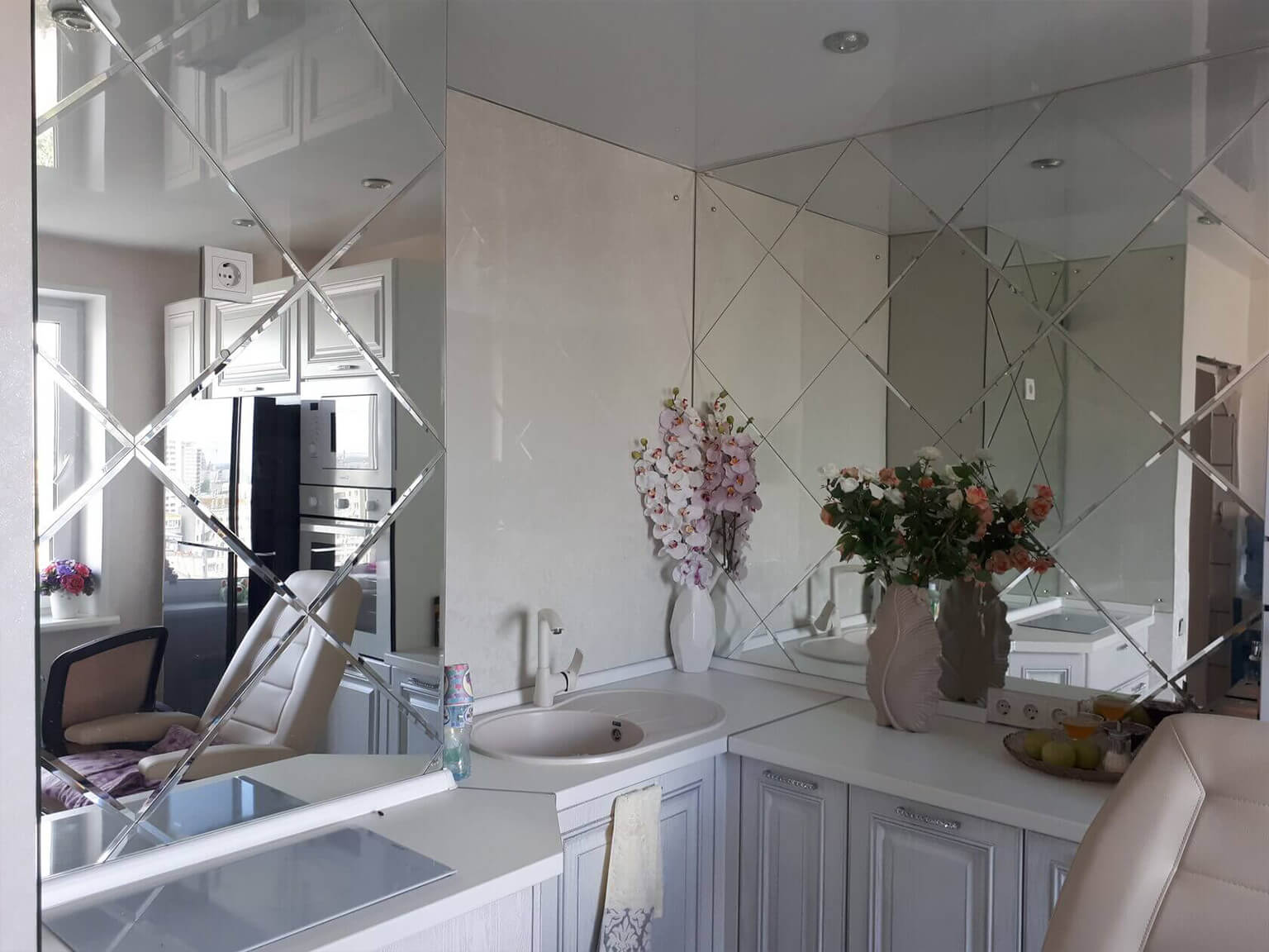 Белые кухни с зеркальным отражением